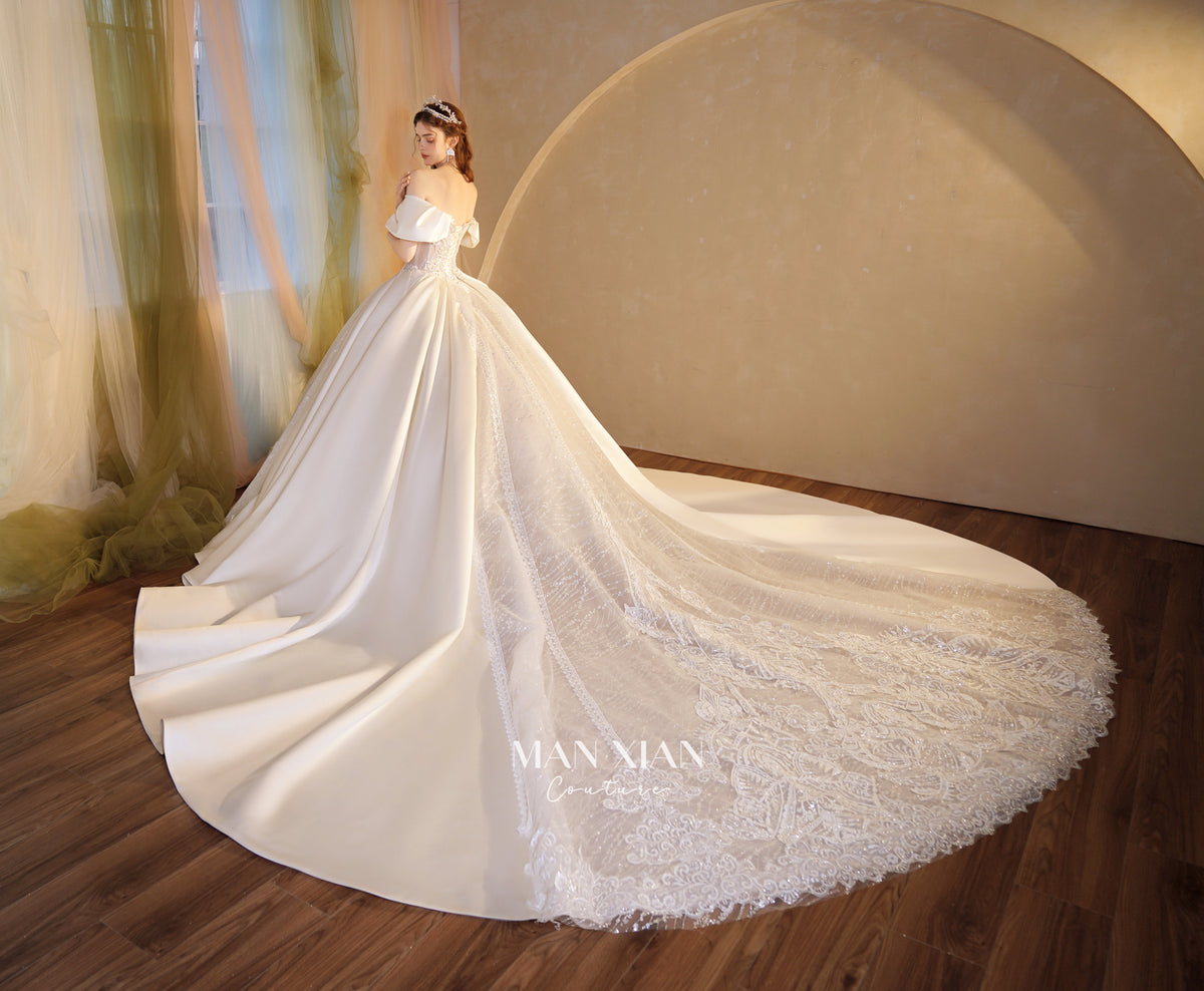Vestido de Noiva Regal de Cetim com Ombros Descobertos, Saia Rodada, Cauda de Catedral e Aplicações de Renda com Cristais