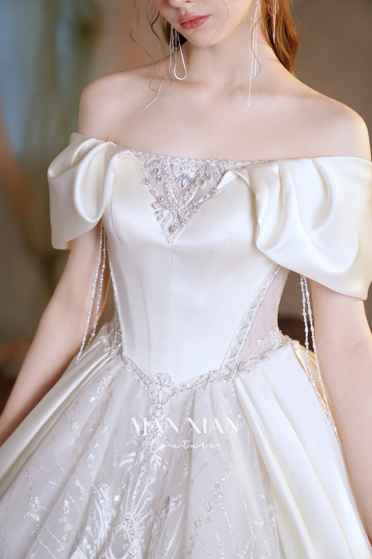 Vestido de Noiva Regal de Cetim com Ombros Descobertos, Saia Rodada, Cauda de Catedral e Aplicações de Renda com Cristais