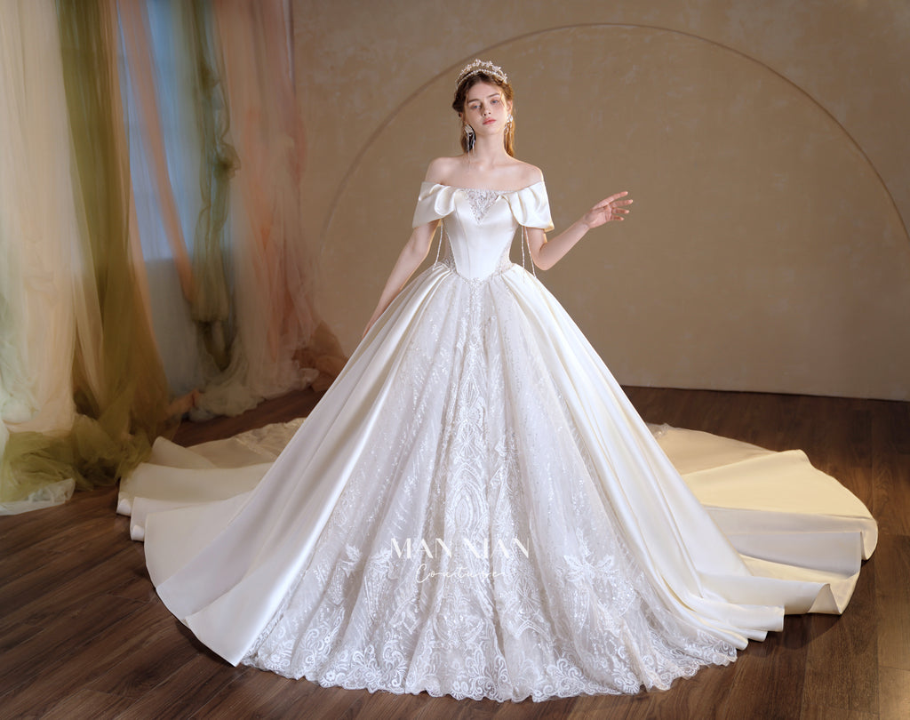 Vestido de Noiva Regal de Cetim com Ombros Descobertos, Saia Rodada, Cauda de Catedral e Aplicações de Renda com Cristais