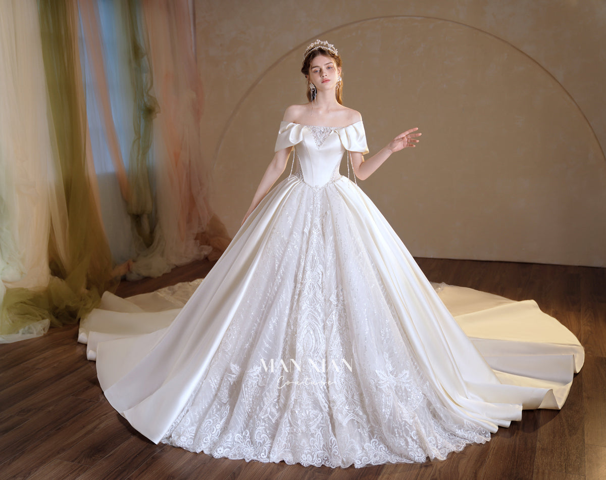 Vestido de Noiva Regal de Cetim com Ombros Descobertos, Saia Rodada, Cauda de Catedral e Aplicações de Renda com Cristais