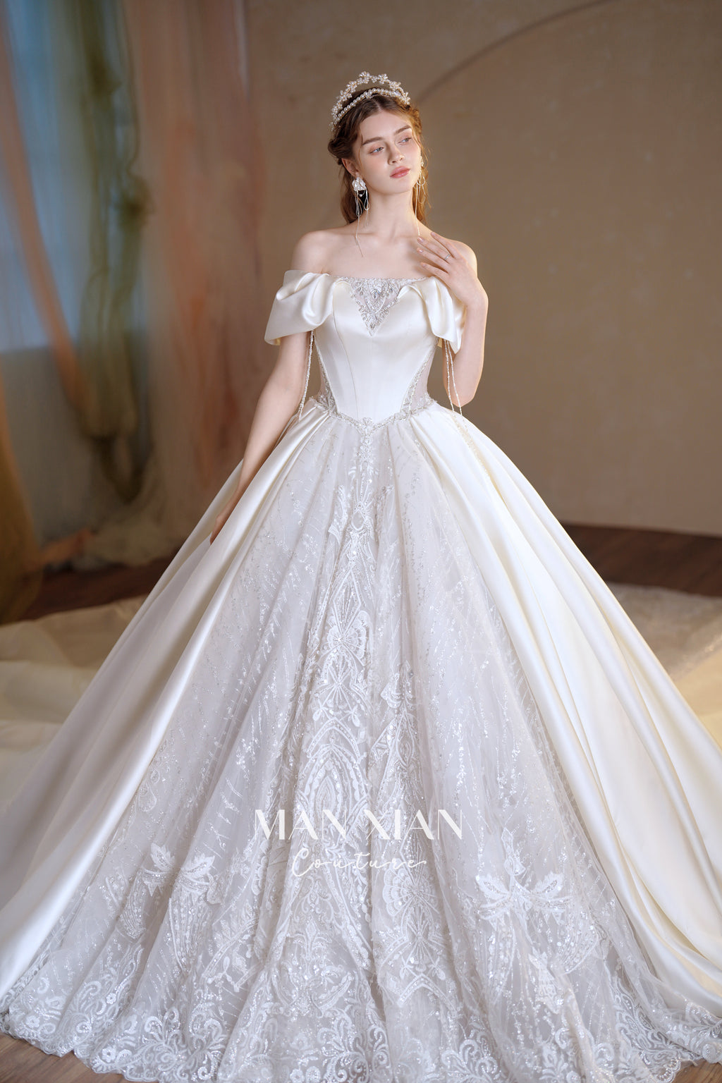 Vestido de Noiva Regal de Cetim com Ombros Descobertos, Saia Rodada, Cauda de Catedral e Aplicações de Renda com Cristais