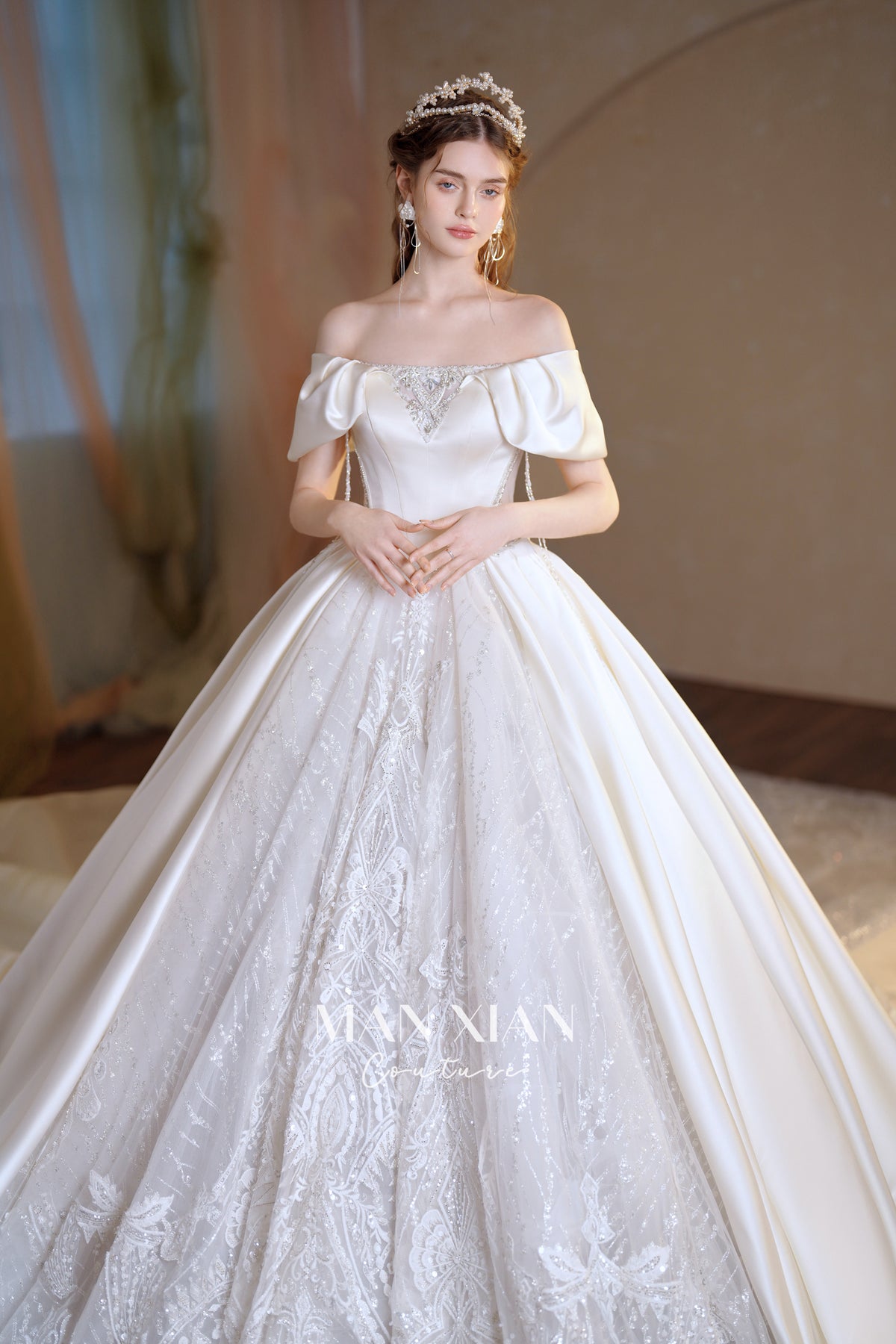 Vestido de Noiva Regal de Cetim com Ombros Descobertos, Saia Rodada, Cauda de Catedral e Aplicações de Renda com Cristais