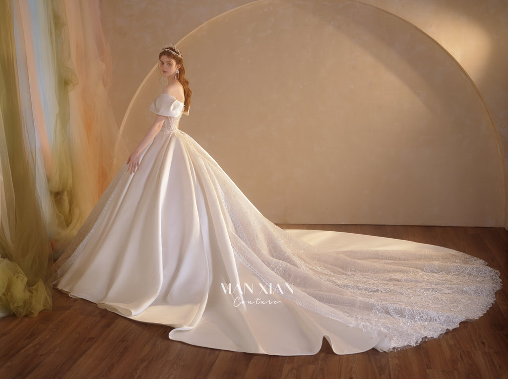 Vestido de Noiva Regal de Cetim com Ombros Descobertos, Saia Rodada, Cauda de Catedral e Aplicações de Renda com Cristais