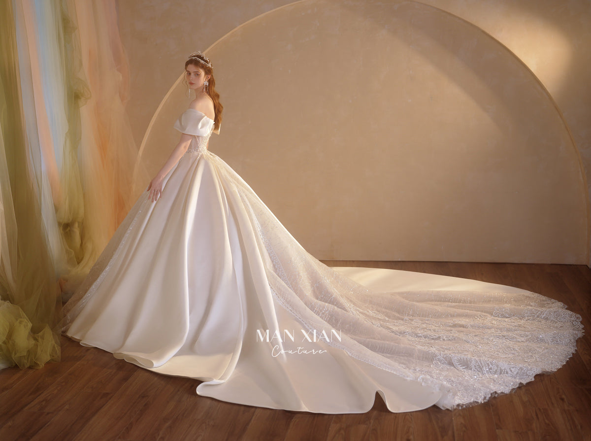 Vestido de Noiva Regal de Cetim com Ombros Descobertos, Saia Rodada, Cauda de Catedral e Aplicações de Renda com Cristais