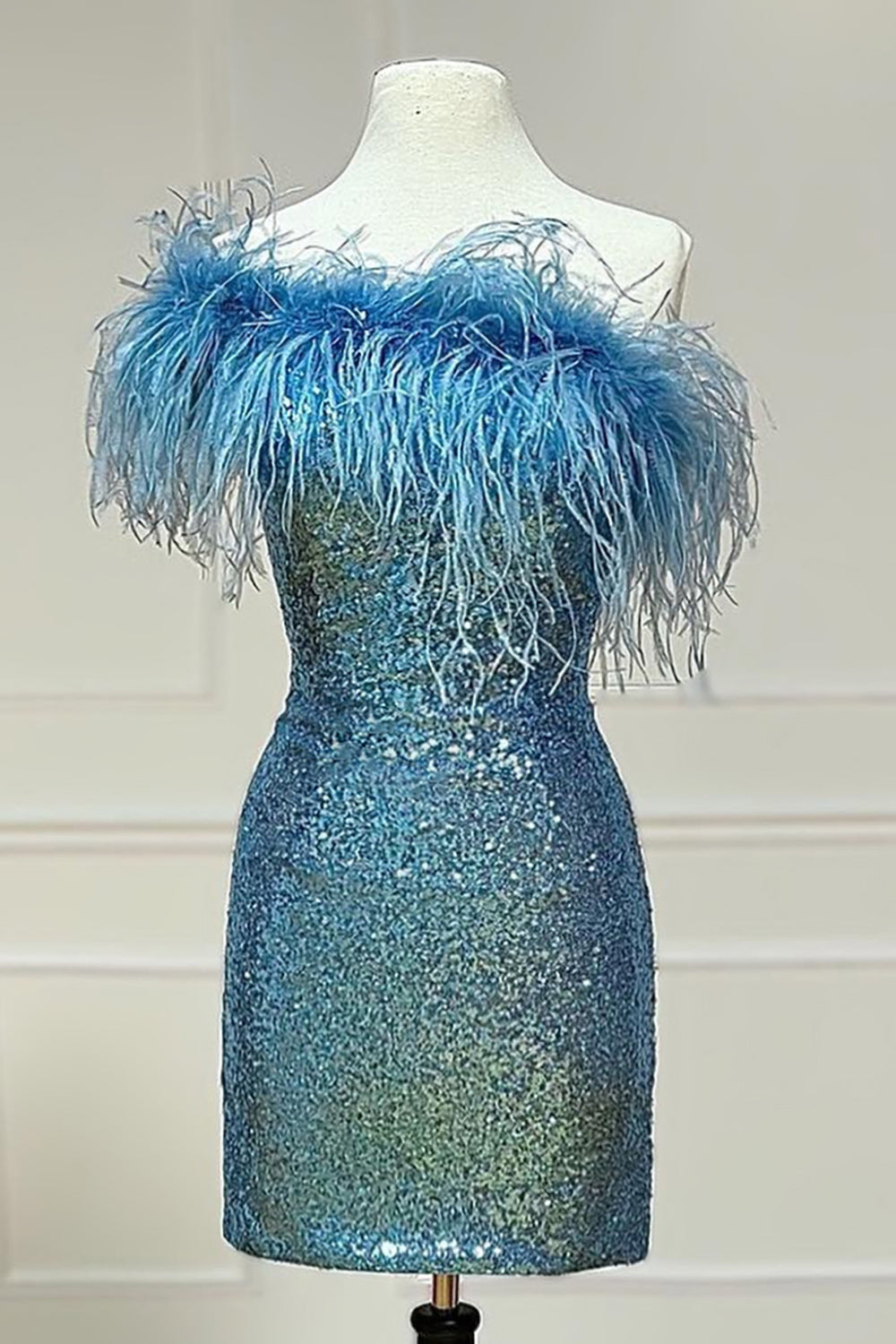 Glitzerndes, enges Pailletten-Heimkehrkleid mit Federn