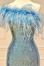 Glitzerndes, enges Pailletten-Heimkehrkleid mit Federn