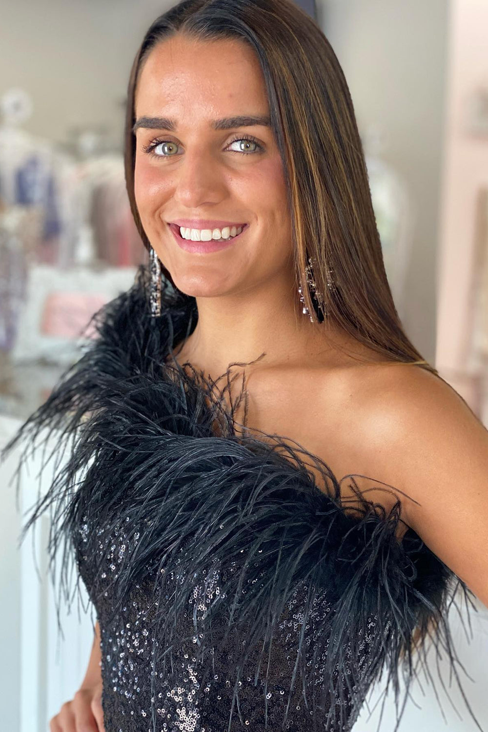 Glitzerndes, enges Pailletten-Heimkehrkleid mit Federn
