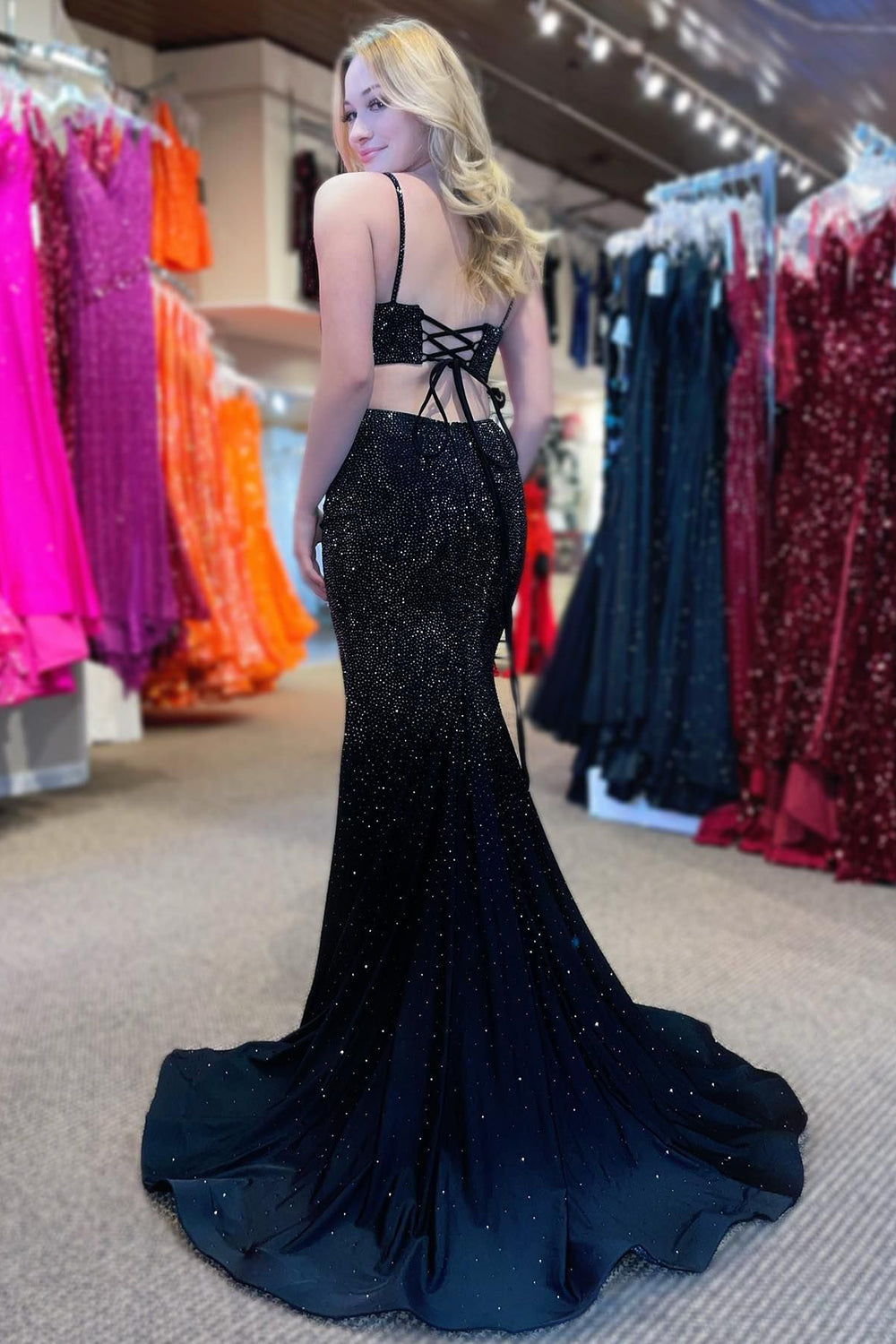 Meerjungfrau-Ballkleid aus Satin mit Spaghettiträgern und Perlen und Schlitz