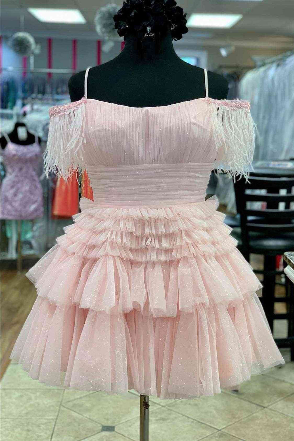 Thea | A-Linien-Heimkehrkleid aus rosa Glitzertüll mit Feder