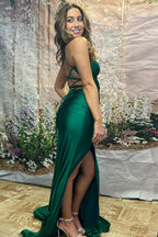 Vestido de cerimónia em malha com alças finas estilo sereia e racha