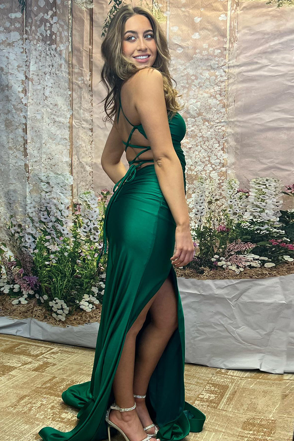 Vestido de cerimónia em malha com alças finas estilo sereia e racha