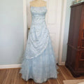 Vestido de baile elegante azul gelo com lantejoulas e contas, vestido de baile em linha A com camadas de tule Y7931