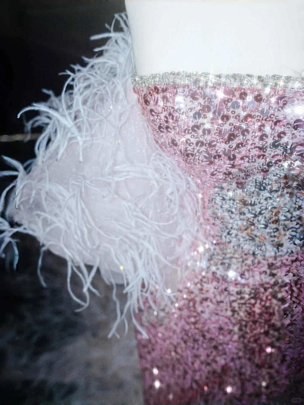 Vestido de noche sirena sin tirantes con lentejuelas y plumas rosa hada con abertura para baile de graduación Y8660