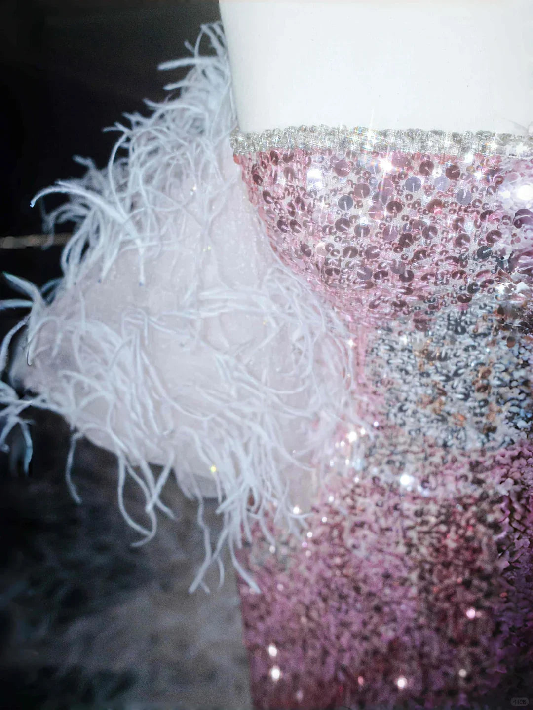 Vestido de noche sirena sin tirantes con lentejuelas y plumas rosa hada con abertura para baile de graduación Y8660