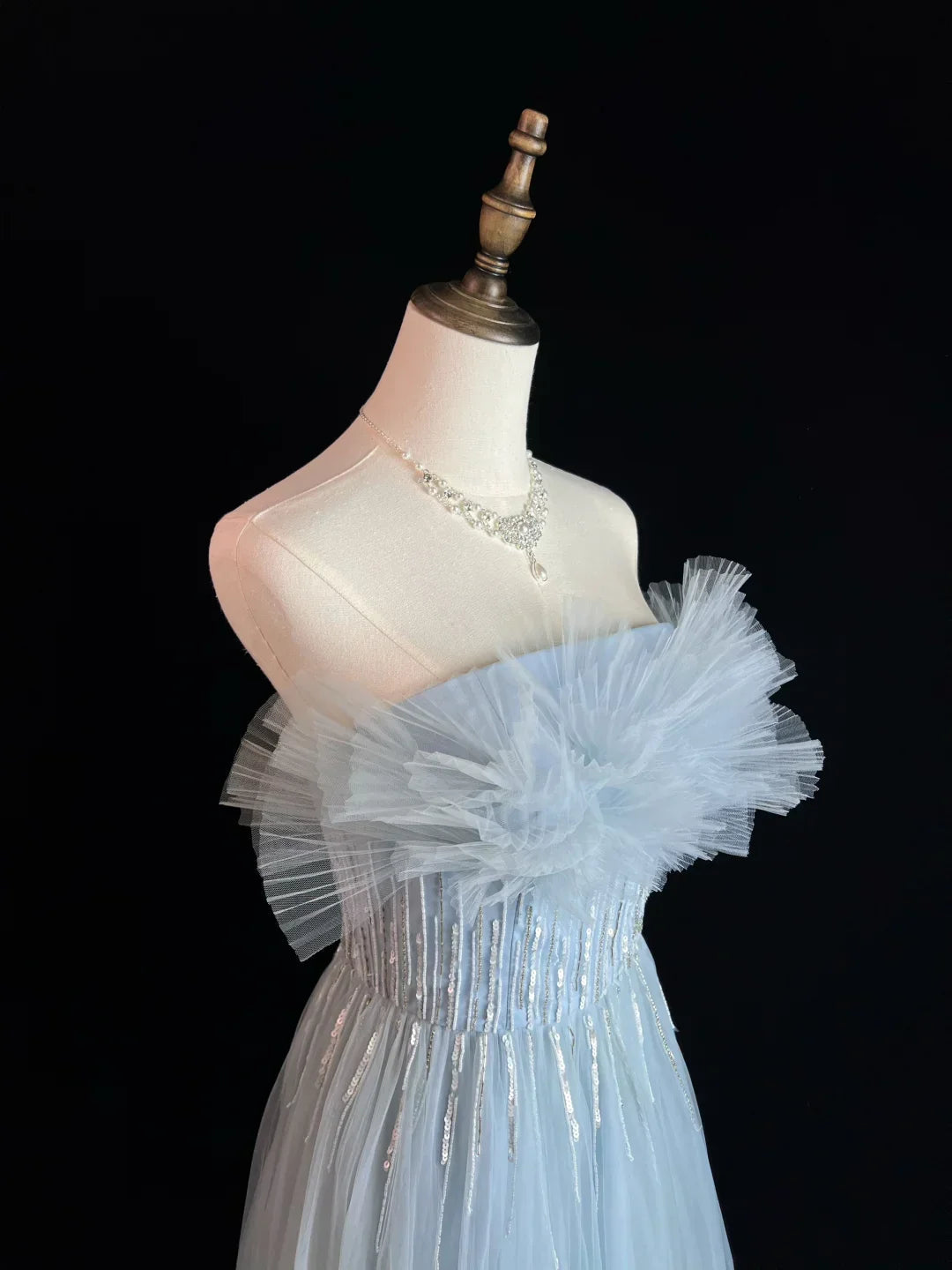 Vestido de fiesta azul elegante de tul con lentejuelas y cuentas en línea A modelo Y8646