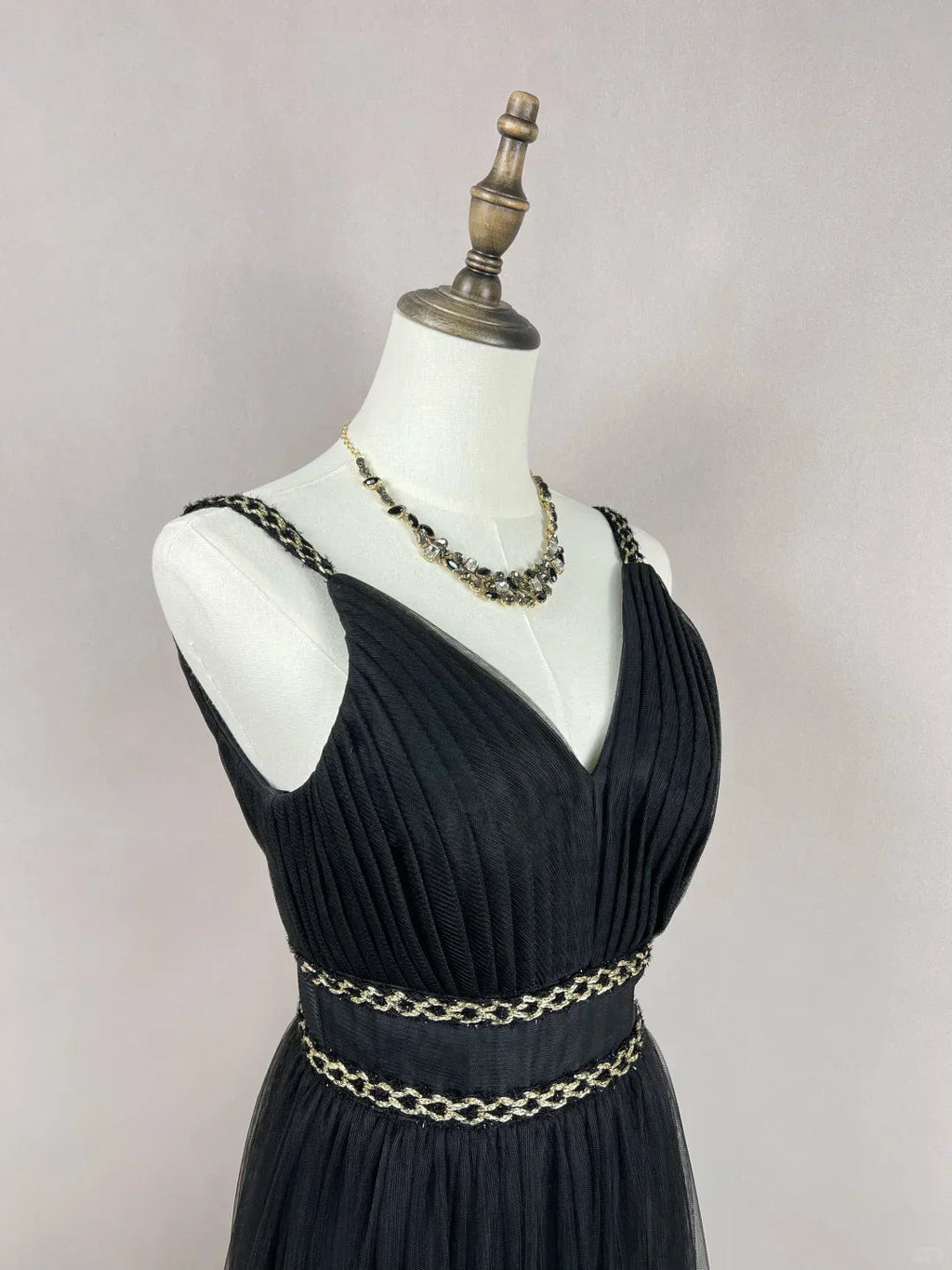 Hermoso vestido de fiesta formal de tul negro, seda dorada y plumas, corte en línea A Y8652