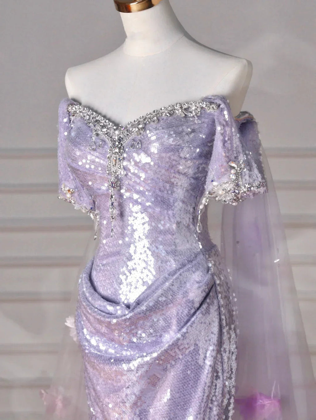 Vestido de noite lilás com lantejoulas, tule e contas, estilo sereia com racha, ombros descobertos, apliques de tule, vestido de baile Y8632