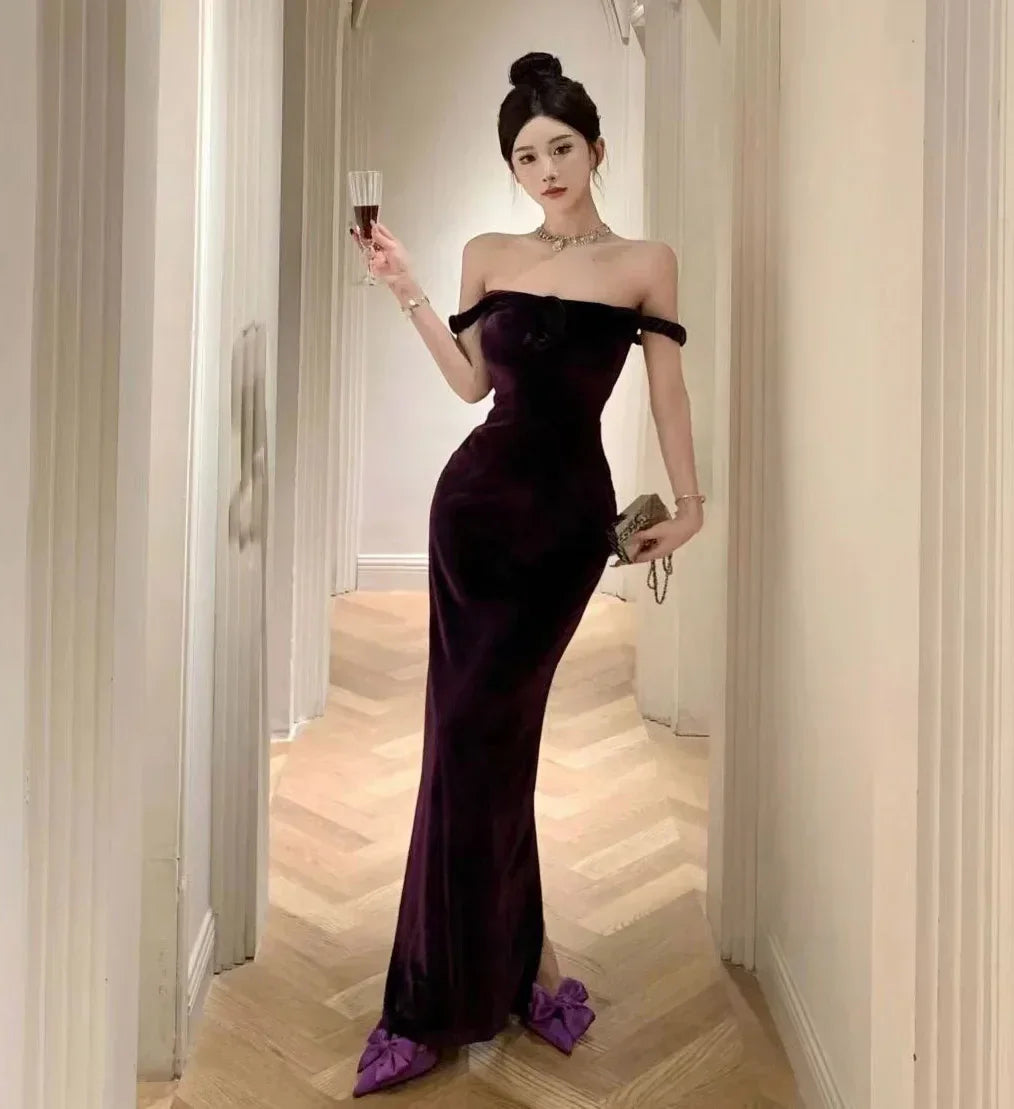 Vestido de Festa Longo Elegante em Veludo Roxo com Ombros Descobertos e Fenda Y8131