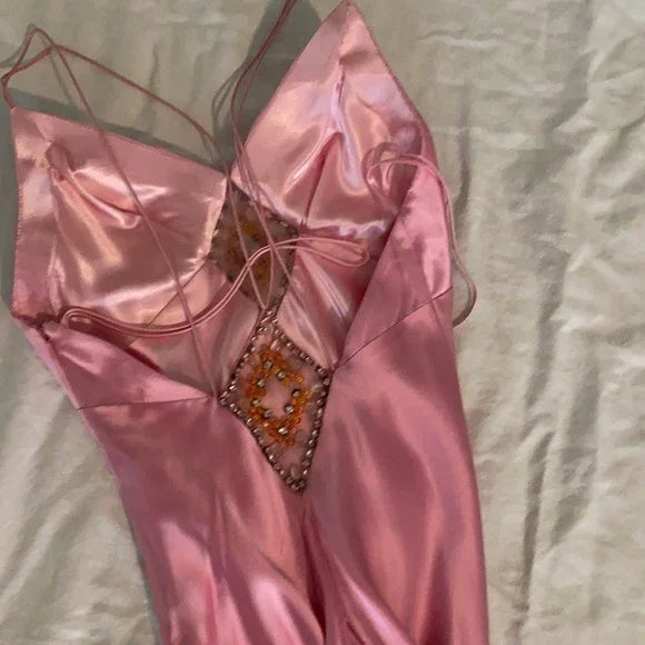 Vestido de Festa Longo de Cetim com Alças Finas Cor-de-Rosa e Bordado com Contas Y8216