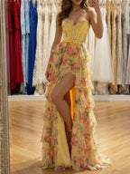 Vestido de baile com espartilho floral amarelo sem alças em camadas com folho e laço