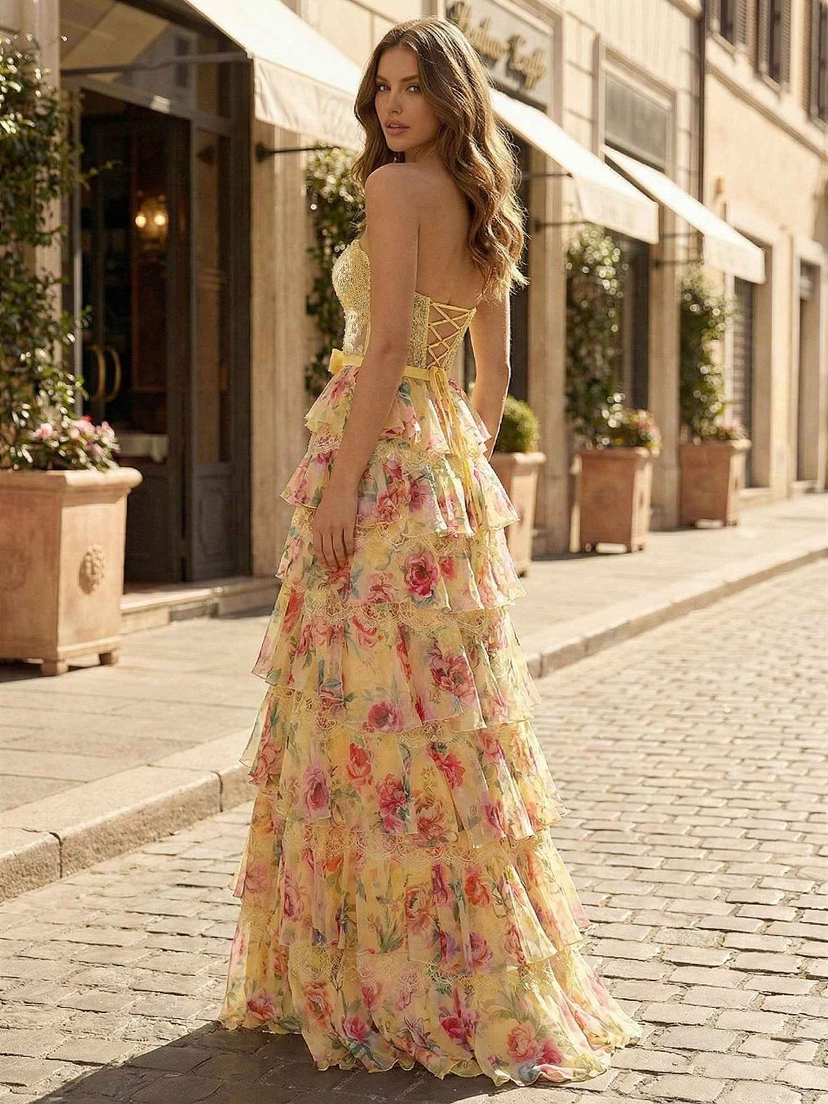 Vestido de baile com espartilho floral amarelo sem alças em camadas com folho e laço