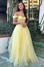 Vestido de baile formal com corpete e saia em linha A de tule, decote ombro a ombro