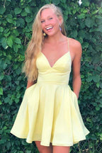 Vestidos de fiesta cortos de satén amarillo con tirantes finos y corte en A para graduación.