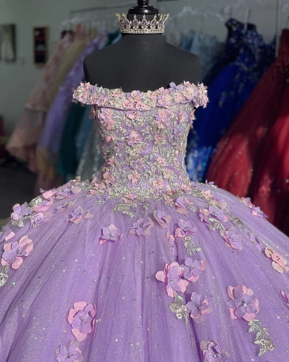 Vestido de Baile Elegante de Tule Brilhante com Aplicação de Alfazema, Ombros Descobertos, Flores 3D, Vestido de Princesa Doce para 15 Anos Y285