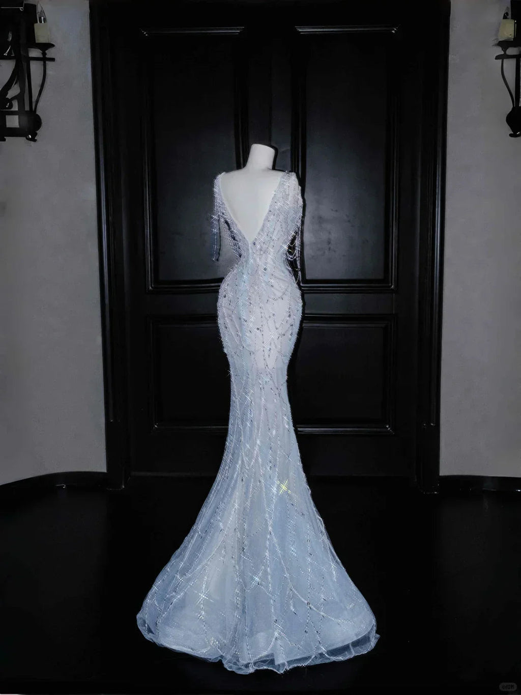Vestido de Festa Longo Sereia Azul Sonho com Tule, Decote em V e Corrente de Contas Y8665
