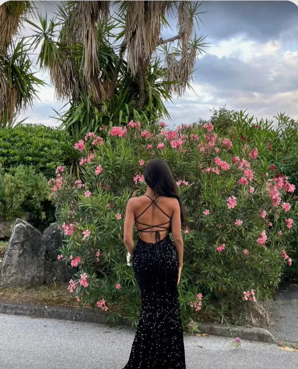 Vestido largo de noche negro brillante con lentejuelas y espalda con cordones Y4946