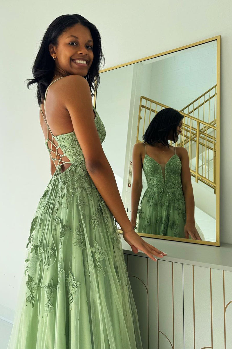 Salbeigrünes A-Linien-Ballkleid aus Tüll mit V-Ausschnitt und Applikationen