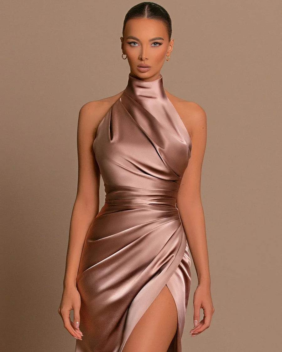 Vestido de fiesta de sirena sin mangas con cuello halter y abertura alta 
