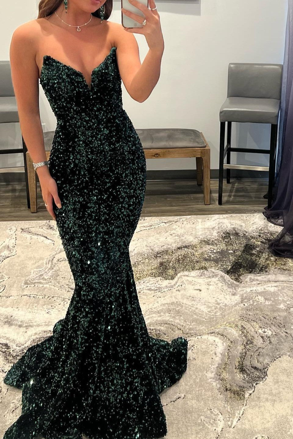 Robe longue de bal sirène à dos ouvert et col en V ornée de paillettes