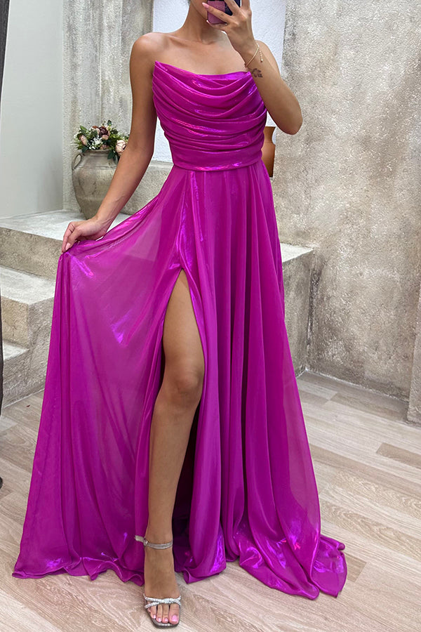 Golden Years – Schulterfreies Maxikleid aus Satin mit Wasserfallausschnitt, plissiertem Drapierungsschlitz 
