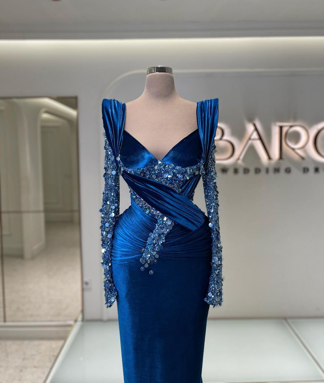 Abito da cerimonia sirena blu reale con maniche lunghe eleganti e ricami scintillanti di perline