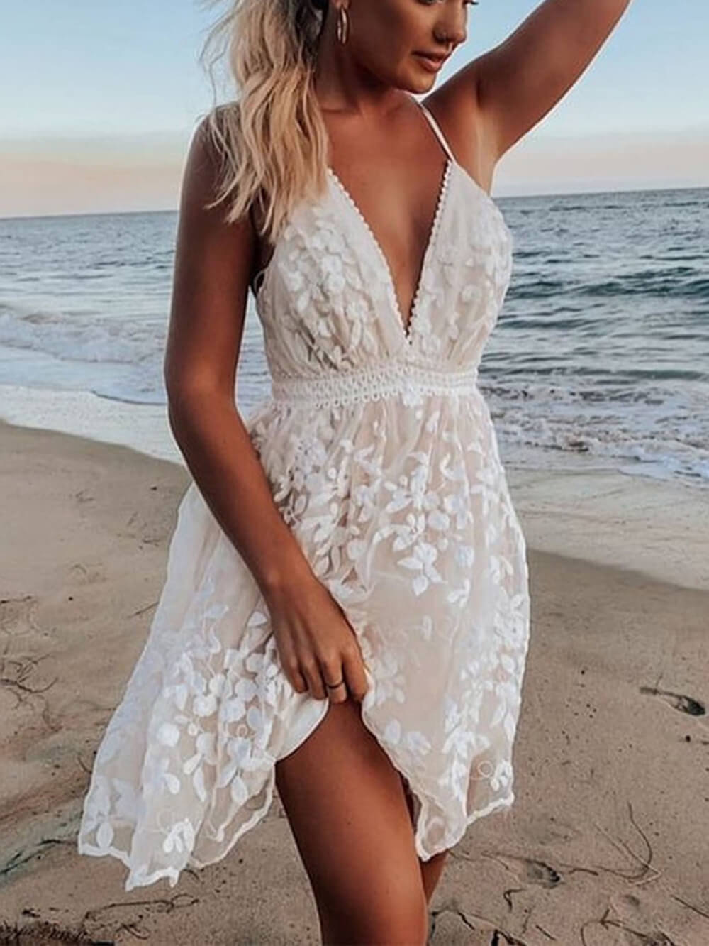 Robe dos nu à col en V avec lacets