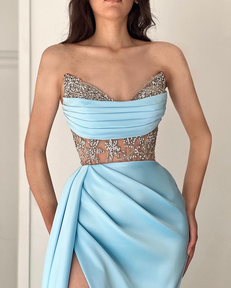 Robe de bal sirène bleu ciel longue sans bretelles ornée de perles avec fente