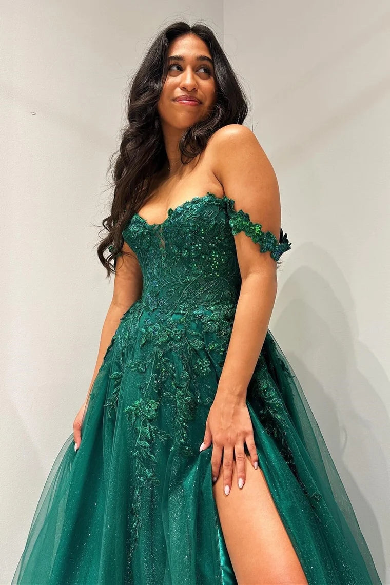 Vestido longo de baile com aplicação de lantejoulas esmeralda, decote ombro a ombro e corte em linha A