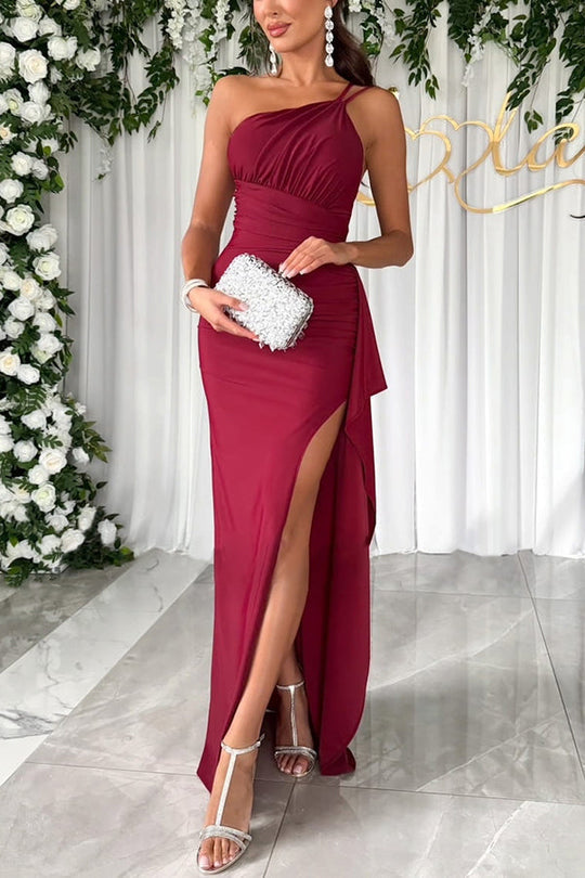 Party Love – Maxikleid mit One-Shoulder-Träger, gerüschter Taille und Schlitz 