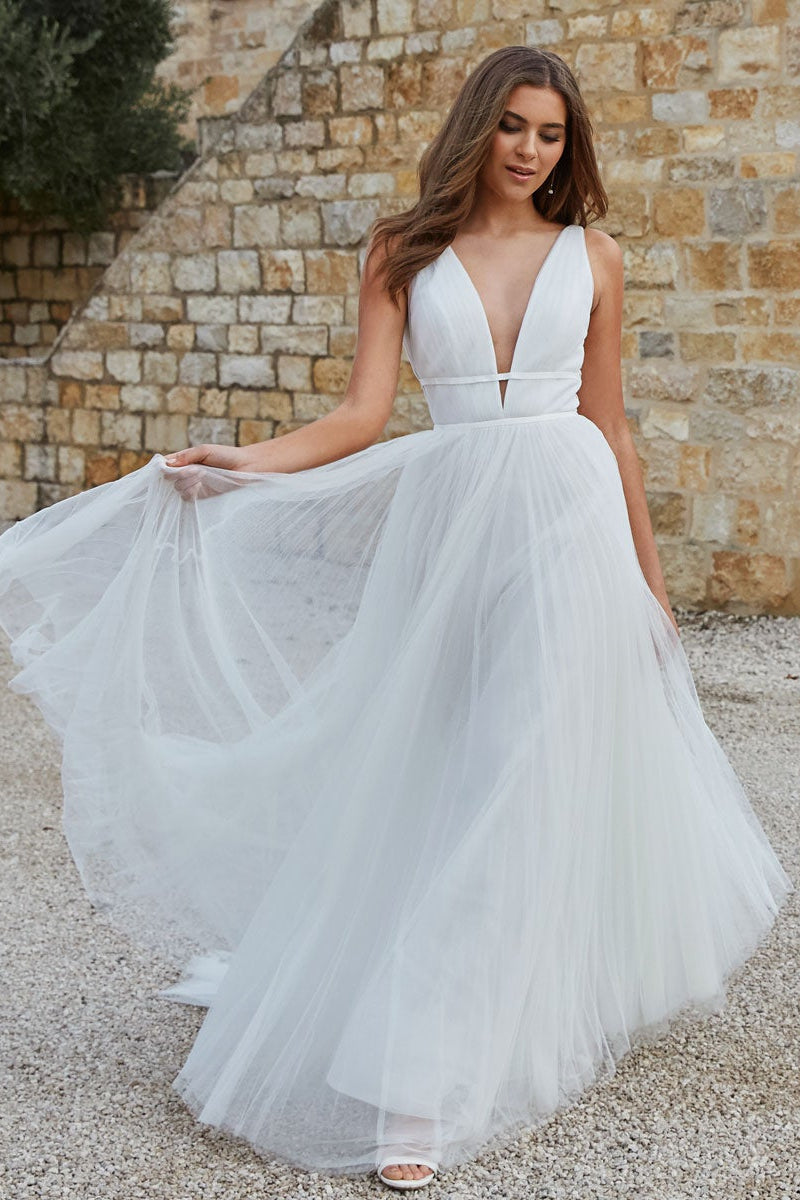 V Neck Tulle Sleeveless Wedding Dress For Modern Bride