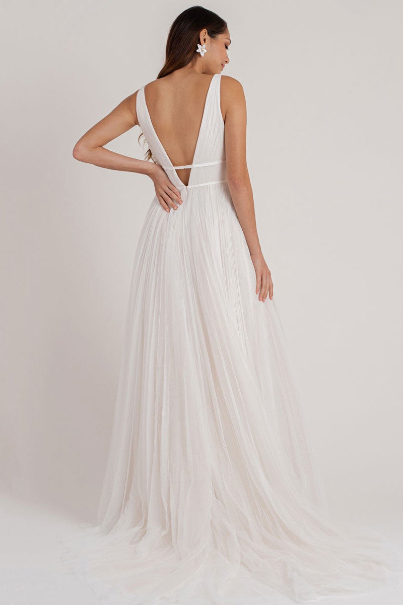 V Neck Tulle Sleeveless Wedding Dress For Modern Bride