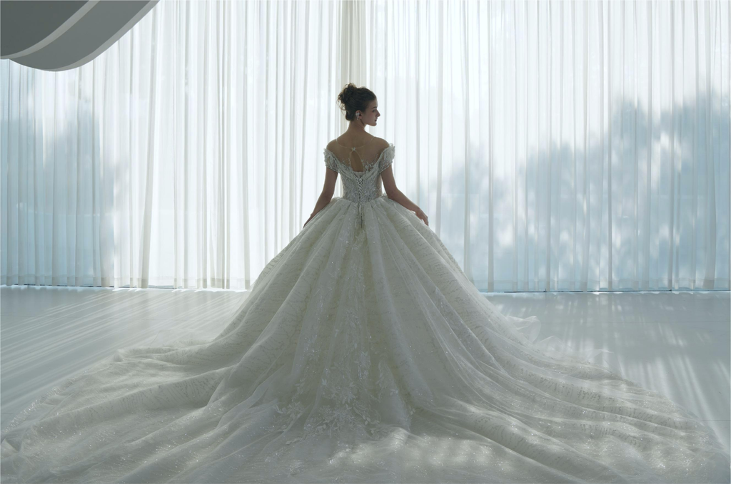 Abito da sposa etereo con pizzo a spalle scoperte, dettagli in cristallo e strascico a cattedrale