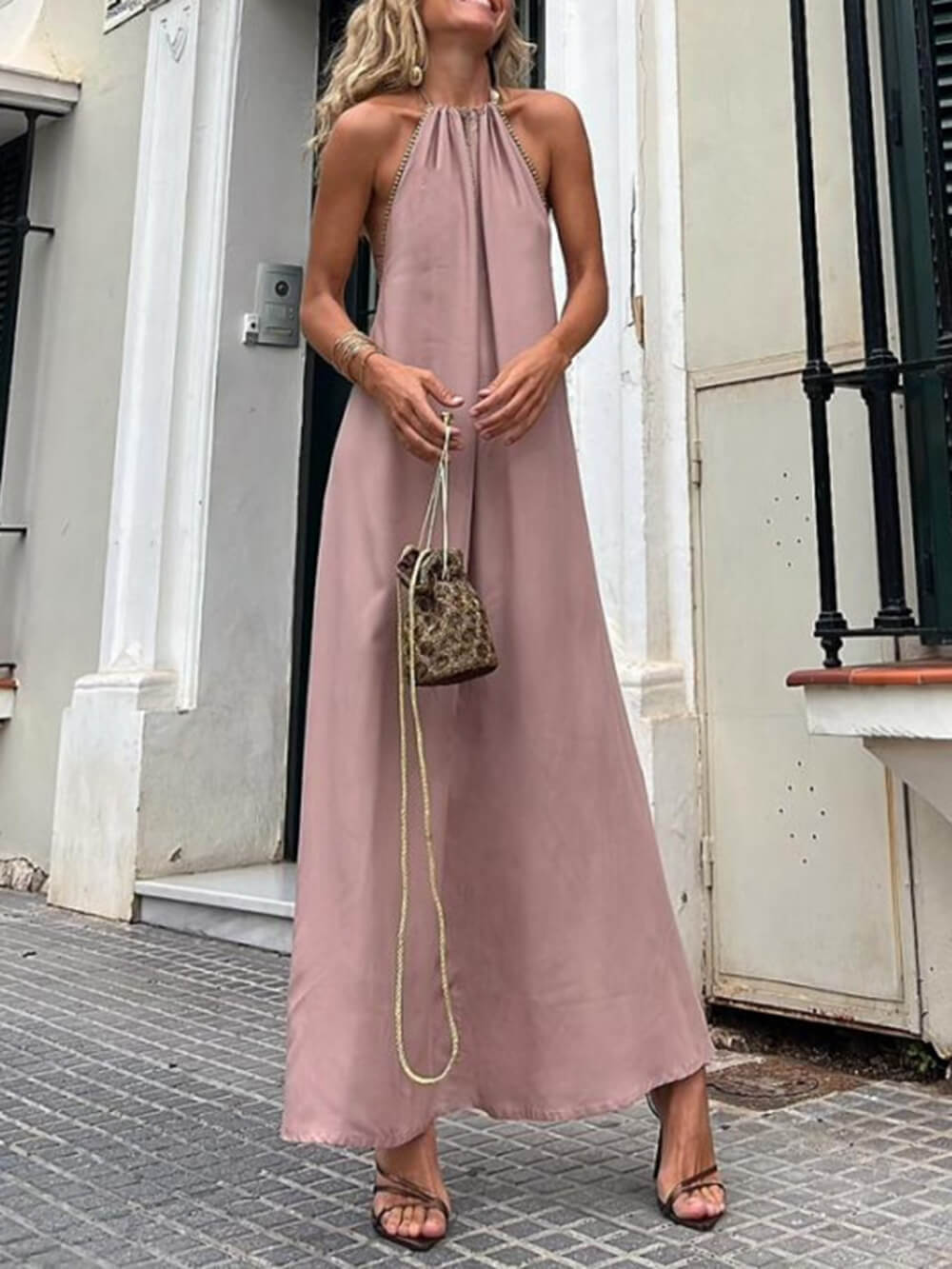 Robe longue à col bénitier avec finitions dorées