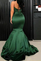 Abito da cerimonia verde in raso con spalline sottili e taglio a sirena elegante
