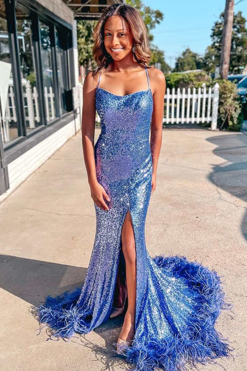 Abito lungo da sera sirena con piume di paillettes, allacciatura posteriore e spacco