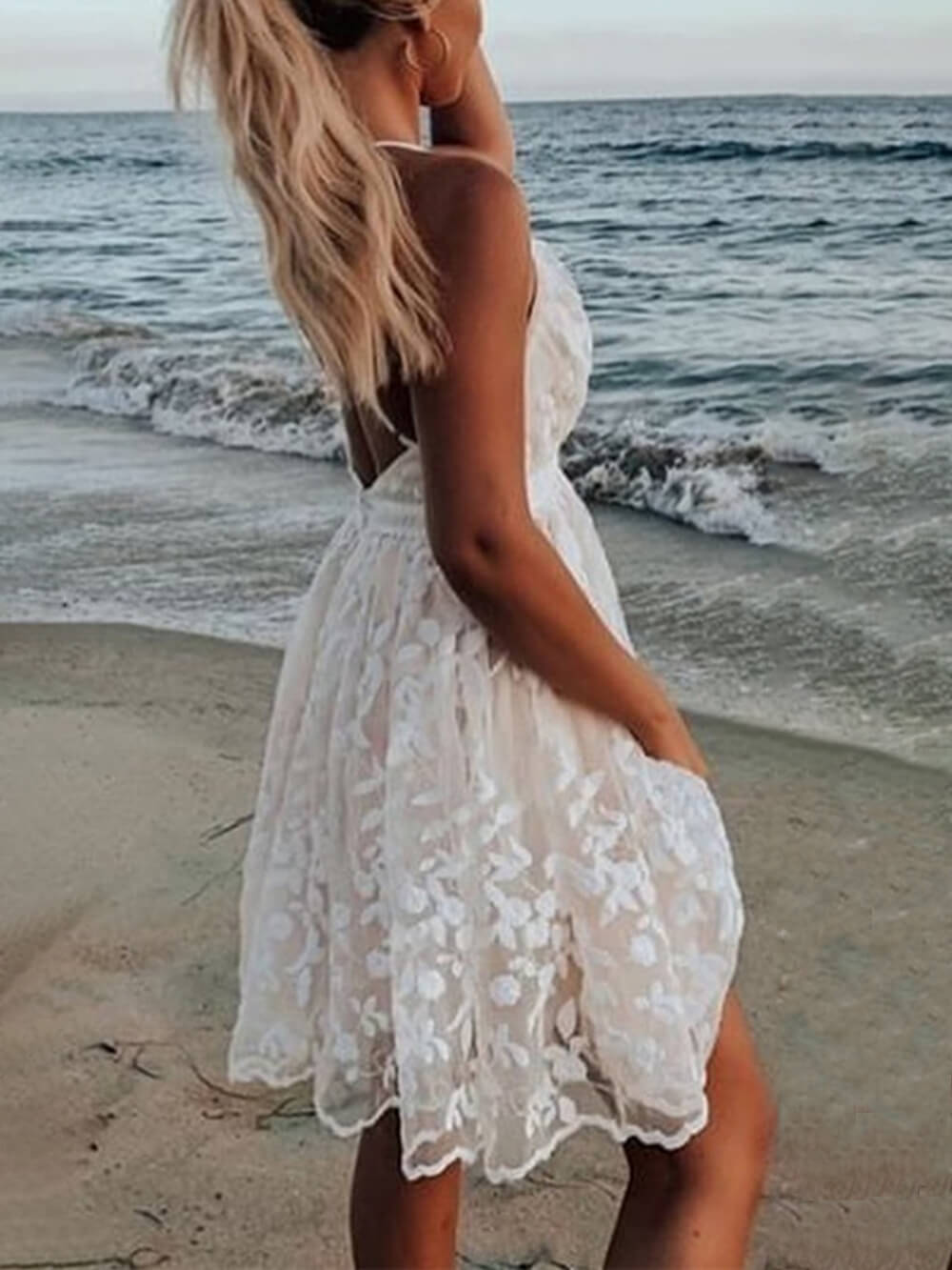 Robe dos nu à col en V avec lacets