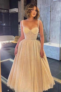 Abito elegante da sera con spalline sottili, scollo a cuore, paillettes e tulle