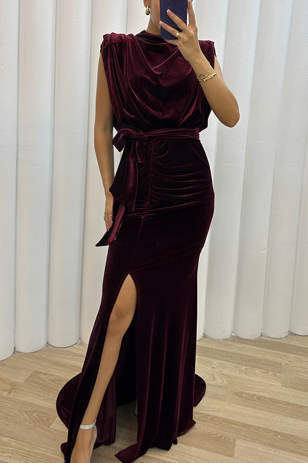 Milan Muse – Maxikleid aus Samt mit gepolsterten Schultern, gerüschtem Gürtel und Schlitz 