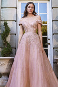 Vestido longo de baile em tule com decote coração e ombros descobertos, estilo linha A, com contas