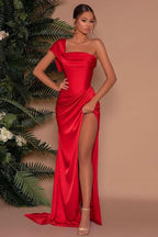 Vestido de fiesta rojo de sirena sin tirantes con un solo hombro y abertura frontal